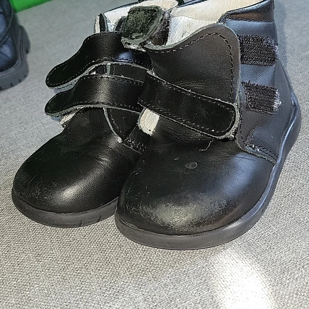 Bundle of 6 pairs of shoes for kids.‎